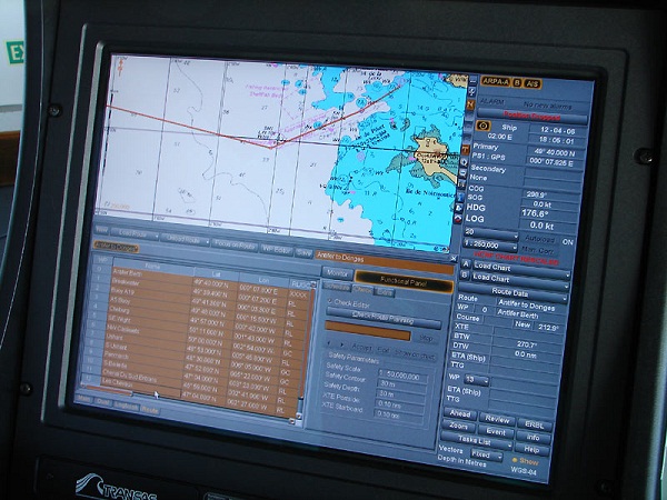  Sistema de navegación por satélite utilizado en un petrolero: carta naútica electrónicas.